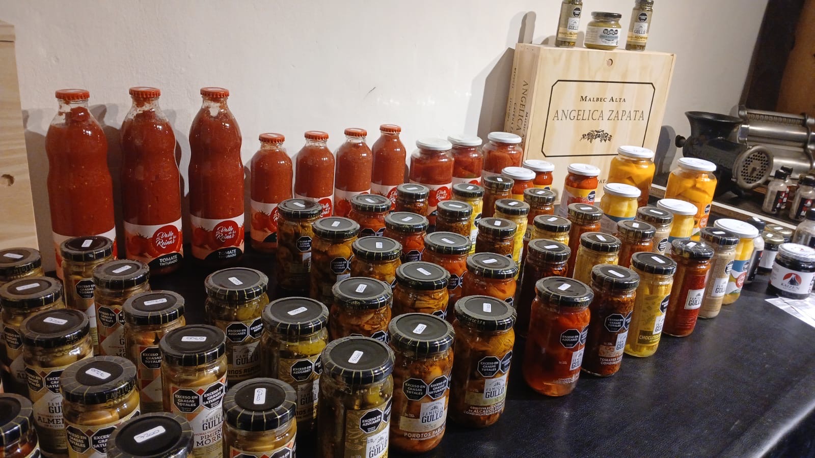 Mesa con salsas de tomate, conservas y vinos mendocinos