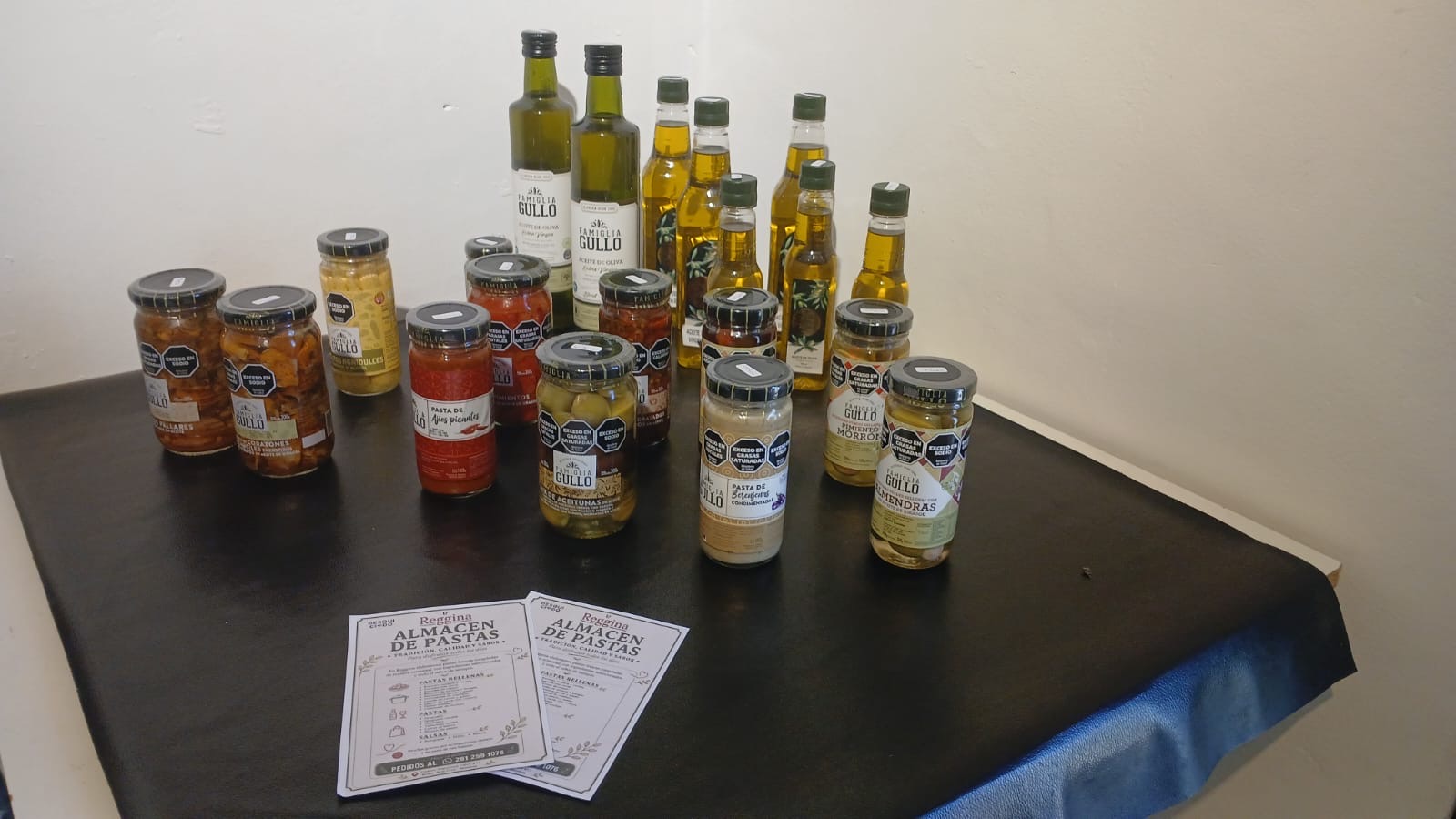Conservas y aceites junto a la carta impresa de Reggina